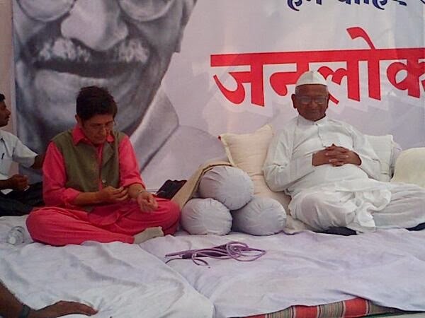 सरकारी लोकपाल से अन्ना खुश, केजरी ने कहा ‘जोकपाल’