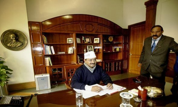 कुर्सी पर बैठते ही केजरीवाल ने किये 9 IAS अफसरों के तबादले कुर्सी पर बैठते ही केजरीवाल ने किये 9 IAS अफसरों के तबादले