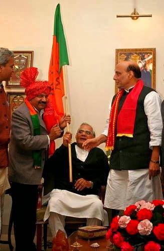 पार्टी का झंडा मिलते ही अटल जी खिलखिला उठे पार्टी का झंडा मिलते ही अटल जी खिलखिला उठे