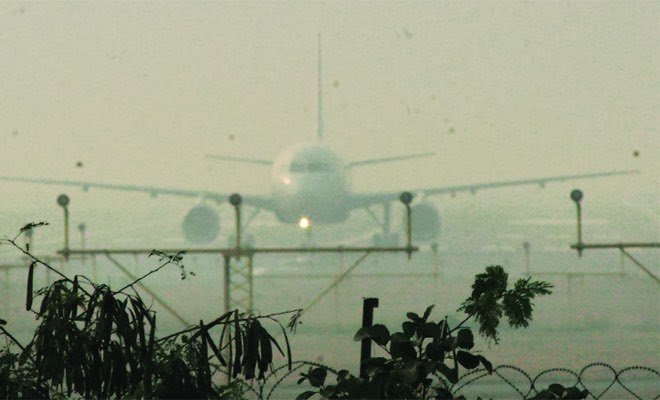 दिल्ली से धुंध की चादर हटी, उड़ाने सामान्य