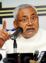 नीतीश पर चली चप्पल - Image 1
