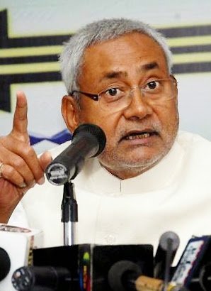 नीतीश पर चली चप्पल नीतीश पर चली चप्पल