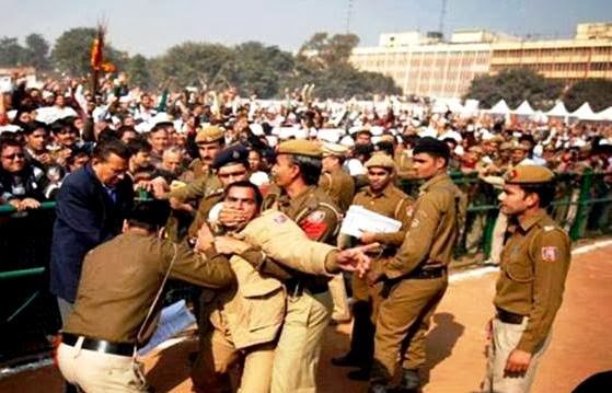सीएम अरविंद के सामने पुलिसवाले की आवाज़ दबाई गई
