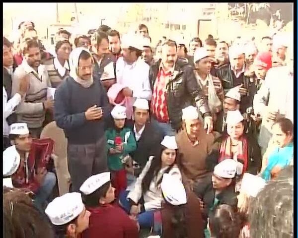 कल शपथ ग्रहण पर संशय: केजरीवाल कल शपथ ग्रहण पर संशय: केजरीवाल