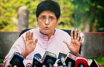 किरण बेदी ने “आप” के जनमत संग्रह पर उठाए सवाल किरण बेदी ने “आप” के जनमत संग्रह पर उठाए सवाल