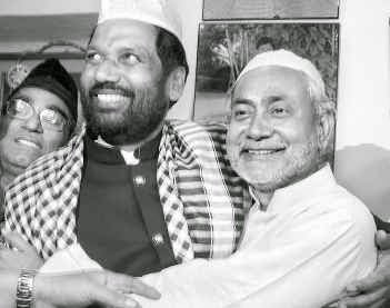 लालू को छोड़ नीतीश से हाथ मिलाएंगे पासवान लालू को छोड़ नीतीश से हाथ मिलाएंगे पासवान