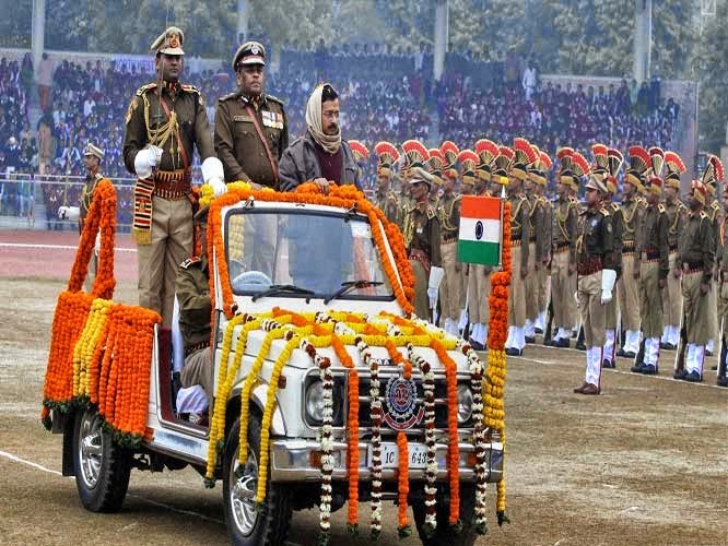झंडा फहराने के बाद सलामी देना भूले केजरीवाल झंडा फहराने के बाद सलामी देना भूले केजरीवाल