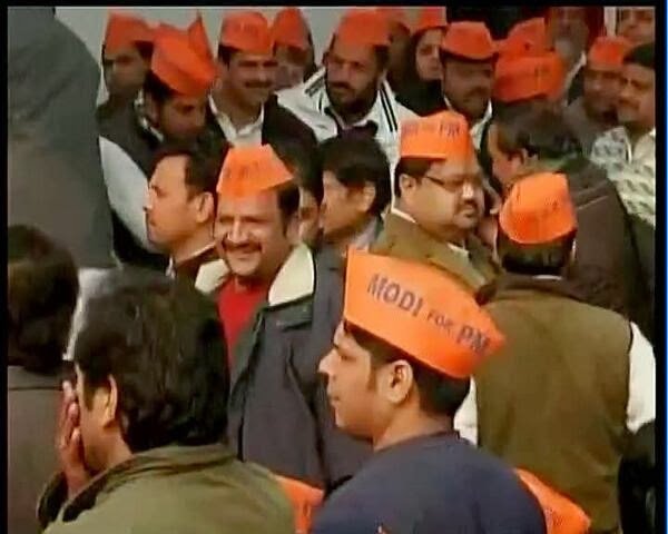 सियासत में टोपी-टोपी की टक्कर