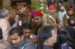 लखनऊ में परेड में आमंत्रित अतिथियों के साथ पुलिस ने की बदसलूकी - Image 1