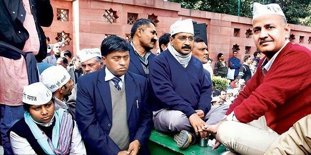 केजरीवाल ने राहुल और मोदी को ट्वीट कर कहा, मूर्ख और हत्यारा केजरीवाल ने राहुल और मोदी को ट्वीट कर कहा, मूर्ख और हत्यारा