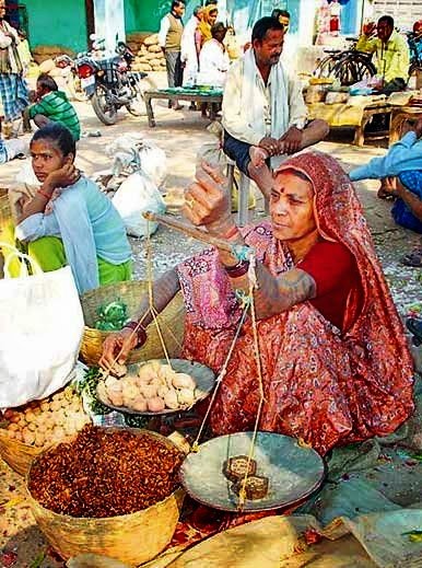 एक ऐसा भी विधायक है जिसकी पत्नी बाज़ार में बेचती है सब्जी एक ऐसा भी विधायक है जिसकी पत्नी बाज़ार में बेचती है सब्जी
