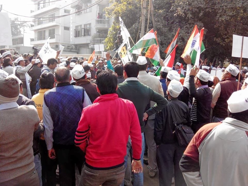 आप का प्रदर्शन, जेटली ने कहा नाकामियां छिपाने के लिए नौटंकी आप का प्रदर्शन, जेटली ने कहा नाकामियां छिपाने के लिए नौटंकी