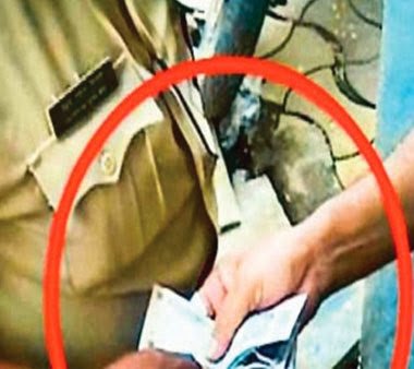 रिश्वत लेते हुए असिस्टेंट सब इंसपेक्टर गिरफ़्तार रिश्वत लेते हुए असिस्टेंट सब इंसपेक्टर गिरफ़्तार
