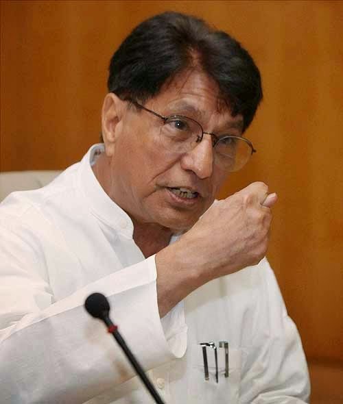 अजित सिंह और अज़हरुद्दीन सहित 30 पूर्व सांसदों के कटे पानी-बिजली के कनेक्शन