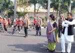 साइकिल यात्रा पर निकलीं बौद्ध सन्यासिनों का स्वागत किया अखिलेश ने - Image 1