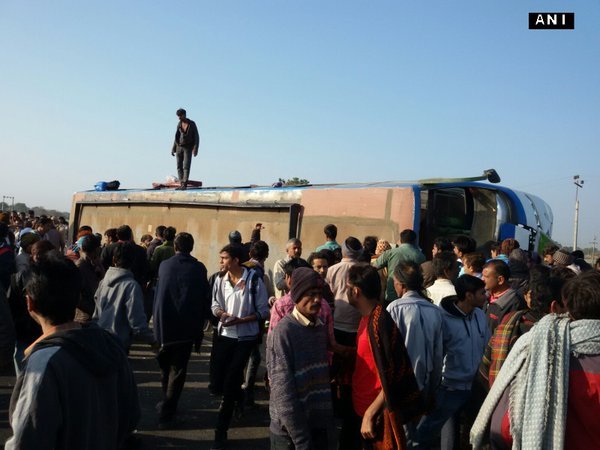गुजरात में बच्चों से भरी बस पलटी, 4 बच्चों समेत 6 की मौत गुजरात में बच्चों से भरी बस पलटी, 4 बच्चों समेत 6 की मौत
