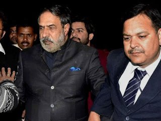 JNU विवाद- कांग्रेसी नेता आनंद शर्मा पर कैंपस में हुआ हमला JNU विवाद- कांग्रेसी नेता आनंद शर्मा पर कैंपस में हुआ हमला