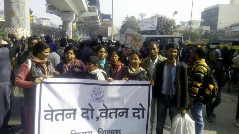 दिल्ली: काम पर लौटे टीचर और डॉक्टर, सफाई कर्मियों की हड़ताल जारी