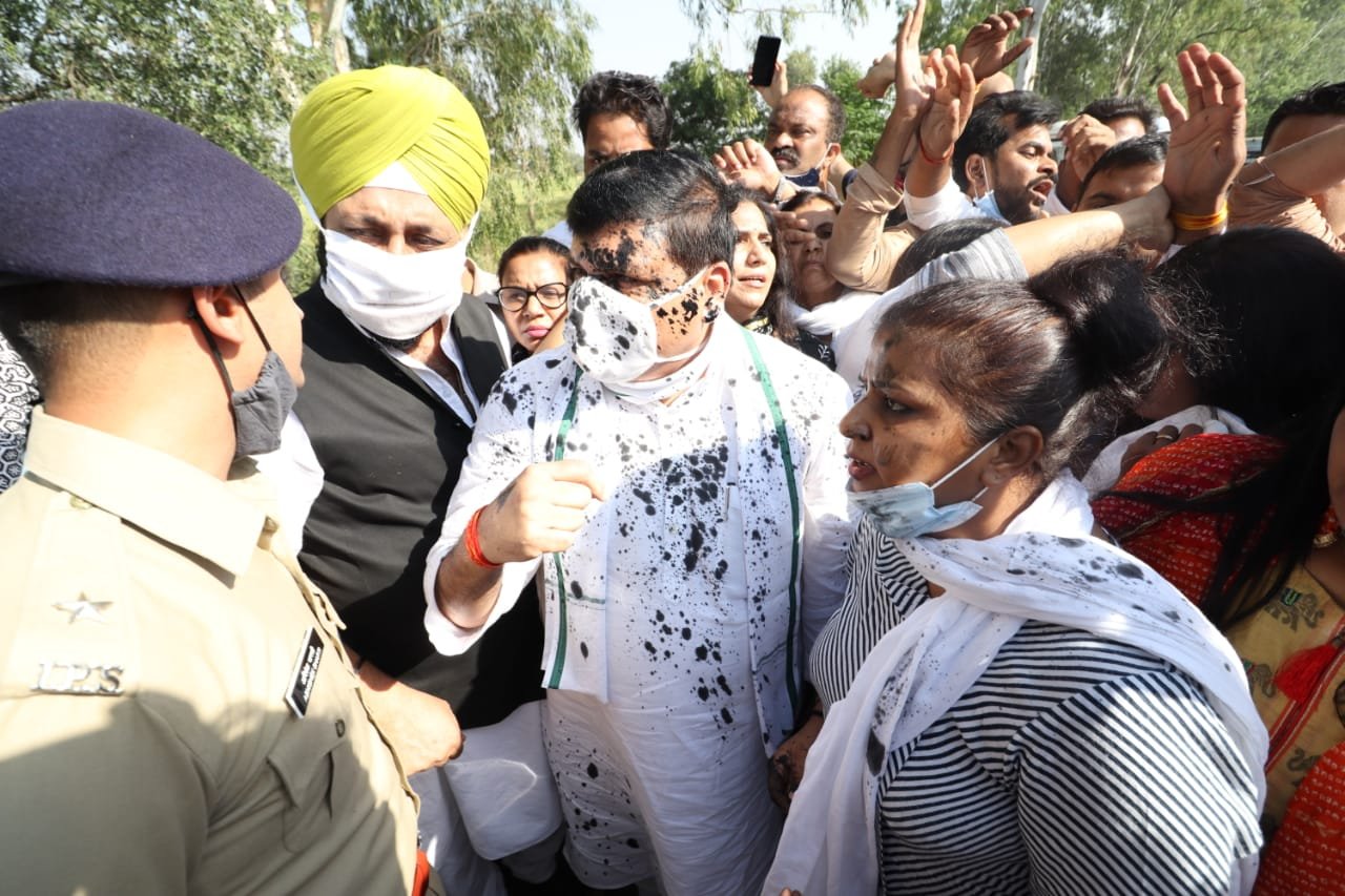 हाथरस: पीड़िता के परिवार से मिलने गए आप सांसद संजय सिंह पर फेंकी गई स्याही