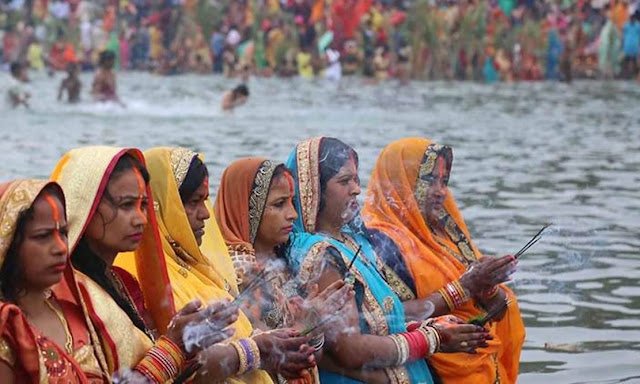 Chhath Puja 2020: योगी सरकार ने जारी की गाइडलाइन, घर पर ही छठ मनाने की अपील Chhath Puja 2020: योगी सरकार ने जारी की गाइडलाइन, घर पर ही छठ मनाने की अपील