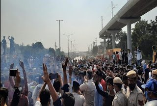 निकिता हत्याकांड: बल्लभगढ़ में महापंचायत के बाद पुलिस और प्रदर्शनकारियों के बीच हिंसक झड़प निकिता हत्याकांड: बल्लभगढ़ में महापंचायत के बाद पुलिस और प्रदर्शनकारियों के बीच हिंसक झड़प