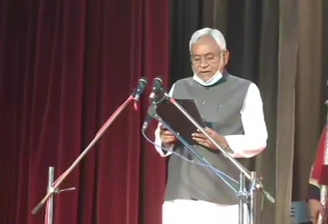 Nitish Kumar ने ली बिहार मुख्यमंत्री पद की शपथ, जाने और कौन-कौन बने मंत्री Nitish Kumar ने ली बिहार मुख्यमंत्री पद की शपथ, जाने और कौन-कौन बने मंत्री