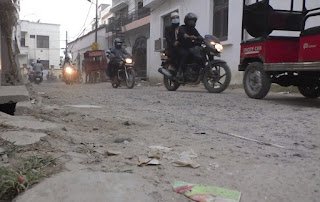 लखनऊ: चिनहट के गुलजार कालोनी की सड़कें टूटी, शिकायत करने पर भी नहीं हो रही सुनवाई लखनऊ: चिनहट के गुलजार कालोनी की सड़कें टूटी, शिकायत करने पर भी नहीं हो रही सुनवाई