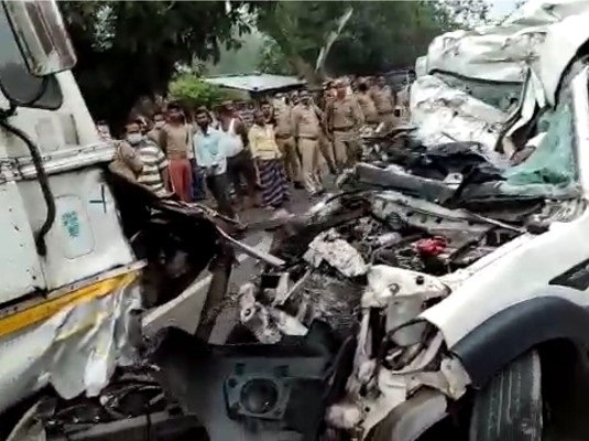 यूपी: Pratapgarh में बारातियों से भरी बोलेरो खड़े ट्रक में घुसी, 14 लोगों की मौत, सीएम योगी ने किया मुआवजे का एलान