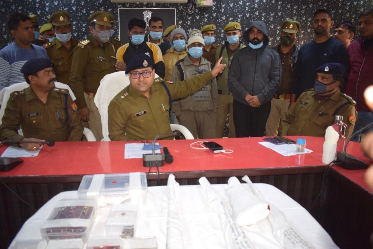 FIROZABAD । एसओजी और पुलिस से मुठभेड़ में कुख्यात अशोक दीक्षित गैंग (डी-27) के 5 बदमाश गिरफ्तार, तीन फरार FIROZABAD । एसओजी और पुलिस से मुठभेड़ में कुख्यात अशोक दीक्षित गैंग (डी-27) के 5 बदमाश गिरफ्तार, तीन फरार