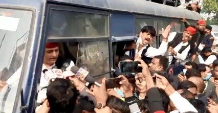 Akhilesh Yadav Detained on Farmers Protest