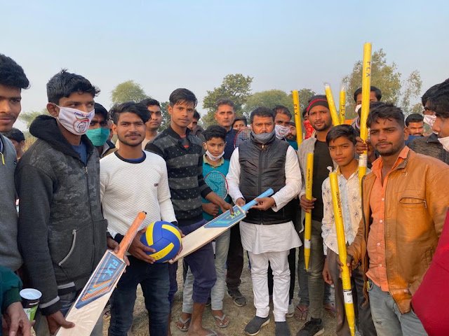 LUCKNOW । बक्शी का तालाब इलाके में ललन कुमार ने जरूरतमंदों की मदद की, बच्चों को स्पोर्ट्स किट दी और हैंडपम्प लगवाने का किया वादा
