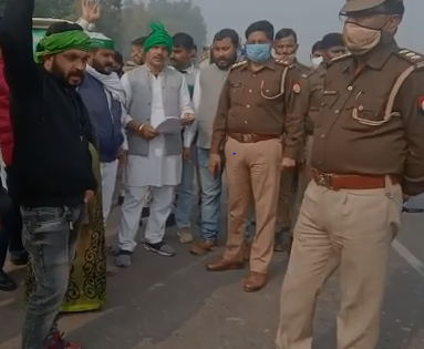 LUCKNOW । इटौंजा टोल प्लाजा पर पुलिस और प्रशासन ने किसान संगठनों को पहुंचने से रोका।