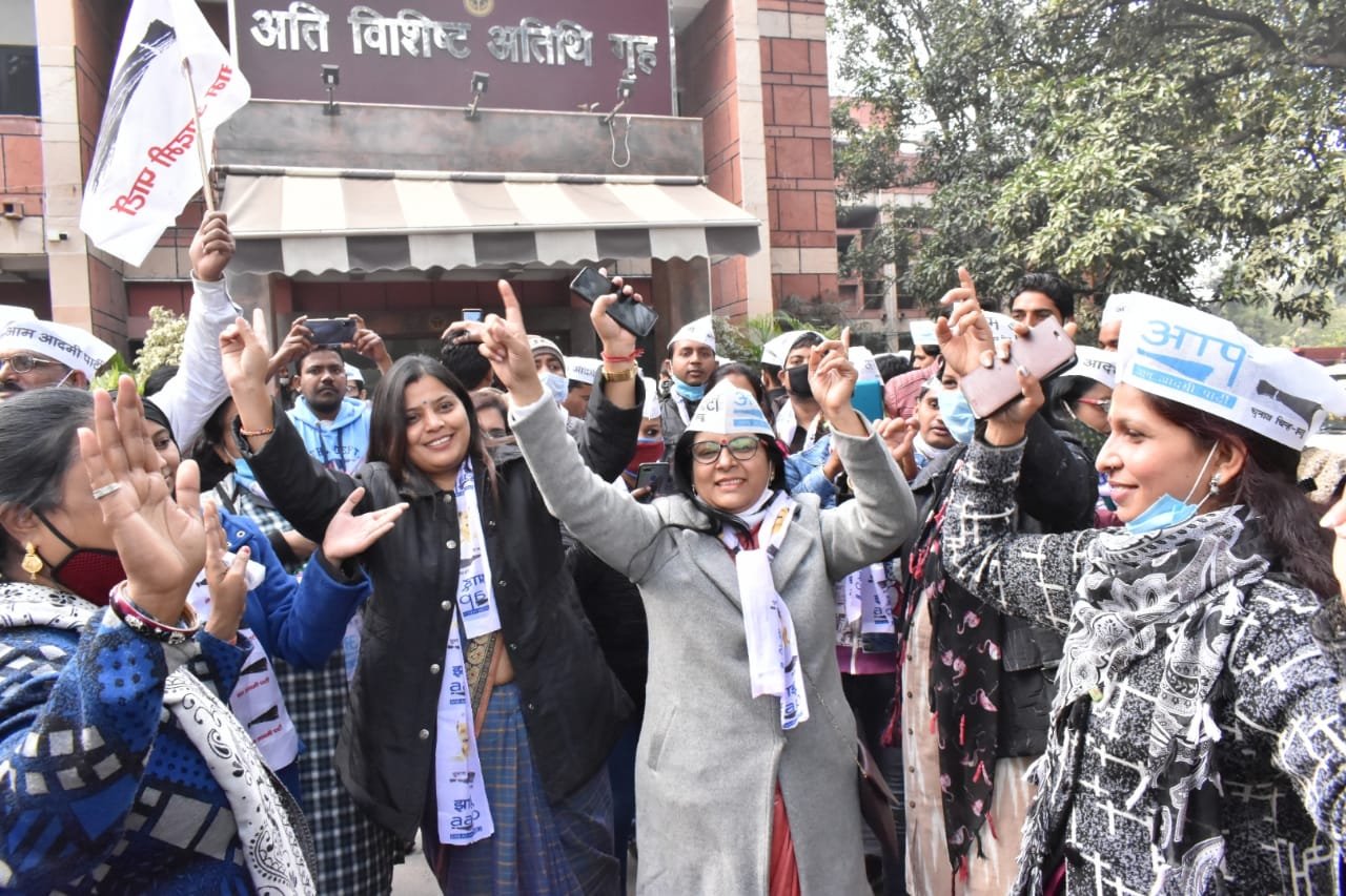 LUCKNOW । शिक्षा मॉडल पर दिल्ली और यूपी सरकार में छिड़ी जंग, कैबिनेट मंत्री सिद्धार्थनाथ सिंह की चुनौती पर आए सिसोदिया, पत्रकारों के सवालों में प्रेस कॉन्फ्रेंस छोड़कर गए सिसोदिया - Image 3 War broke out between UP and Delhi government regarding education model