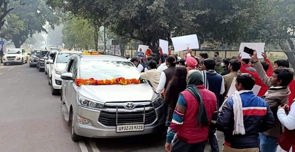 LUCKNOW । शिक्षा मॉडल पर दिल्ली और यूपी सरकार में छिड़ी जंग, कैबिनेट मंत्री सिद्धार्थनाथ सिंह की चुनौती पर आए सिसोदिया, पत्रकारों के सवालों में प्रेस कॉन्फ्रेंस छोड़कर गए सिसोदिया - Image 2 War broke out between UP and Delhi government regarding education model