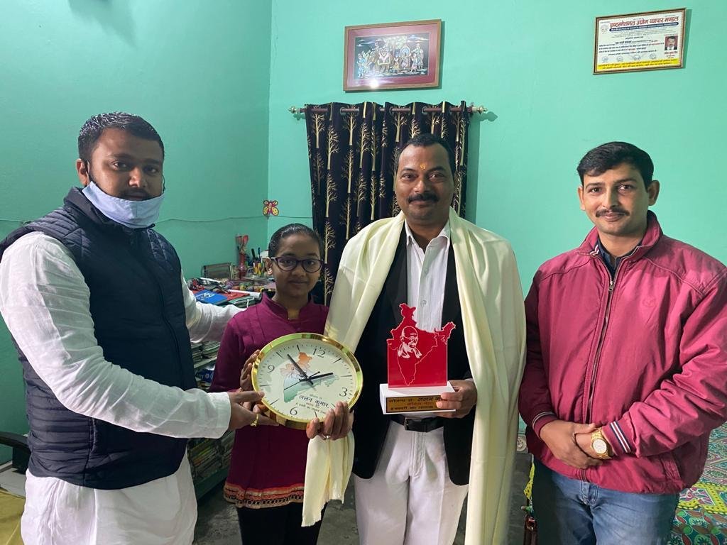 LUCKNOW । रक्षामंत्री और सांसद राजनाथ सिंह दुर्जनपुर गांव को गोद लेकर भूल गए – कांग्रेस नेता ललन कुमार - Image 3 Lalan Kumar did public relations in BKT