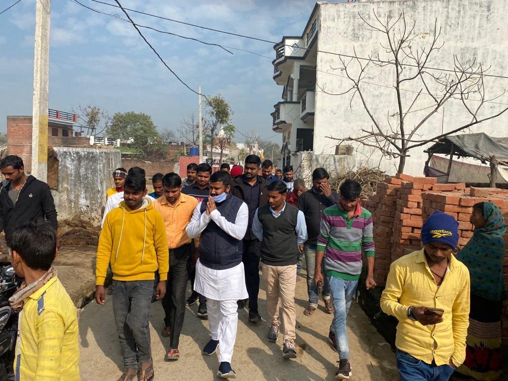 LUCKNOW । रक्षामंत्री और सांसद राजनाथ सिंह दुर्जनपुर गांव को गोद लेकर भूल गए – कांग्रेस नेता ललन कुमार - Image 2 Lalan Kumar did public relations in BKT