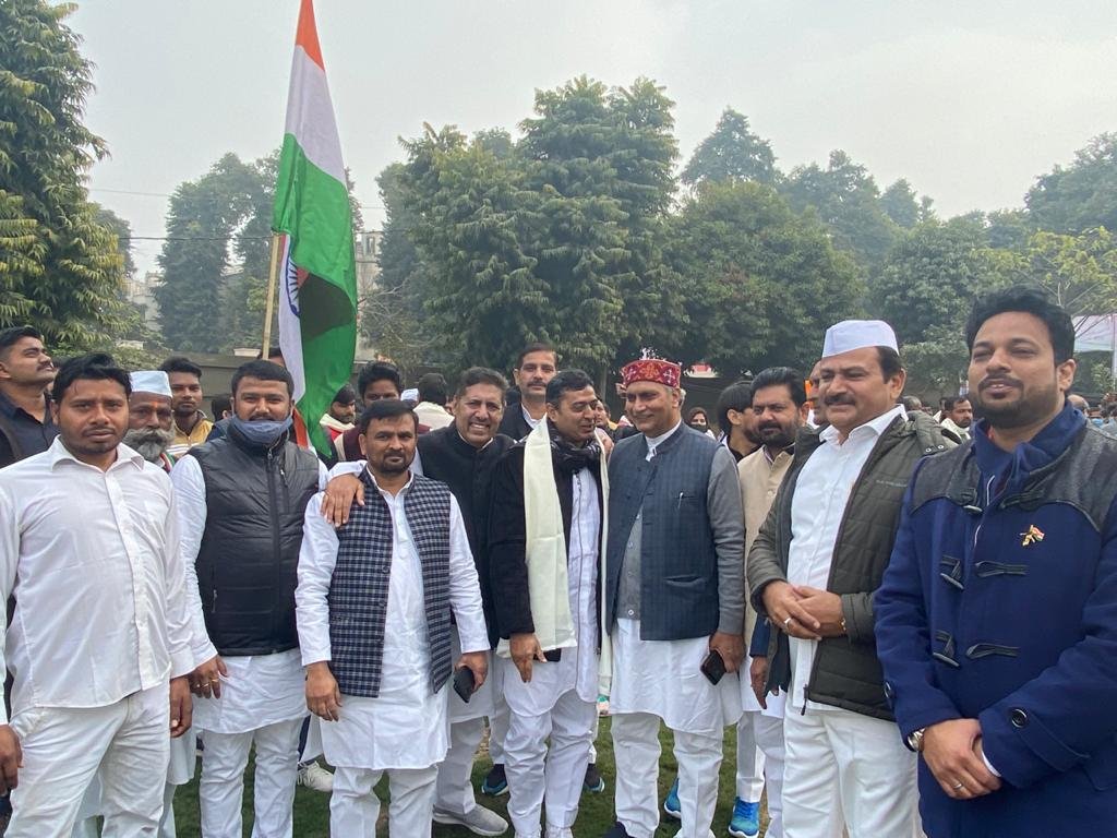 Lucknow । विधानभवन पर धूमधाम से मनाया गया गणतंत्र दिवस समारोह, कांग्रेस और सपा दफ्तर में भी आयोजन, अखिलेश यादव ने इटावा में फूंका बिगुल - Image 11 Republic Day celebrated with great pomp