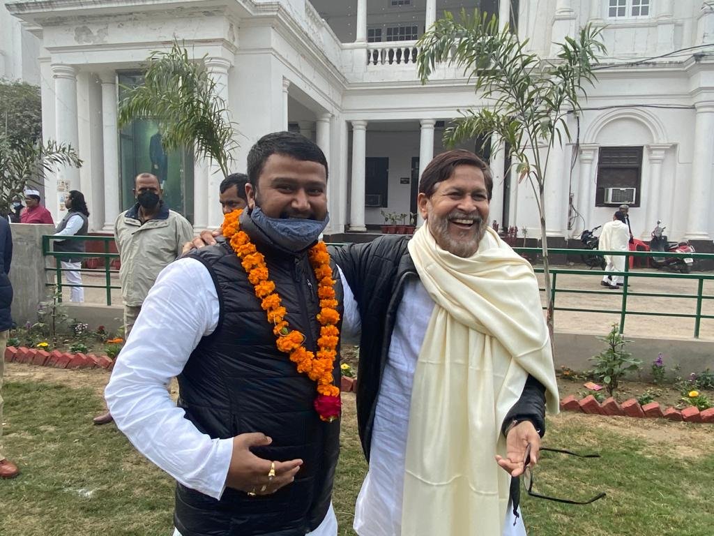 Lucknow । विधानभवन पर धूमधाम से मनाया गया गणतंत्र दिवस समारोह, कांग्रेस और सपा दफ्तर में भी आयोजन, अखिलेश यादव ने इटावा में फूंका बिगुल - Image 6 Republic Day celebrated with great pomp
