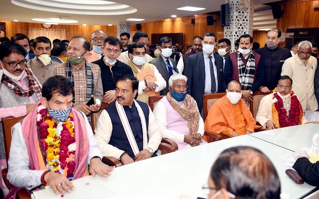 Lucknow । उत्तर प्रदेश में क्यों भेजे गए गुजरात के पूर्व IAS एके शर्मा, क्या योगी से नाराज हैं मोदी-शाह की टीम!