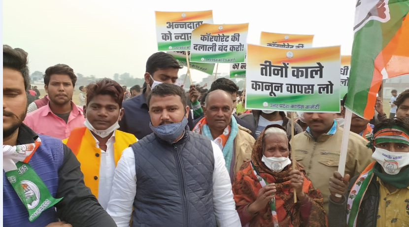 LUCKNOW । बक्शी का तालाब में नए कृषि कानूनों के खिलाफ कांग्रेस नेता ललन कुमार के नेतृत्व में संदेश यात्रा में हजारों की भीड़ उमड़ी - Image 2 Congress Sandesh Yatra came out in Bakshi Ka Talab
