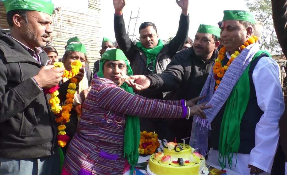 LUCKNOW । बक्शी का तालाब में नव भारतीय किसान संगठन ने मनाया दूसरा स्थापना दिवस, अध्यक्ष निर्मल शुक्ला ने काटा केक - Image 4 Establishment day of New Indian Farmers Organization
