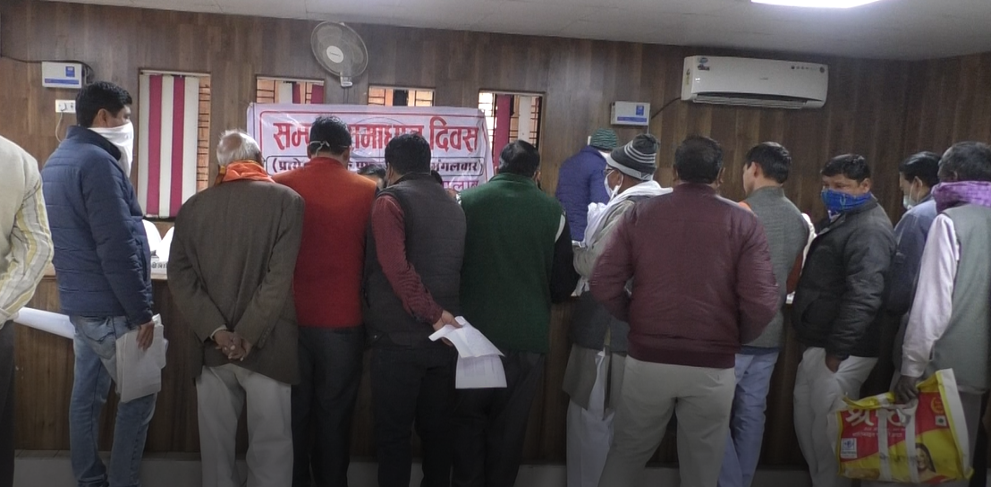 Lucknow । एडीएम पूर्वी ने समाधान दिवस में गैरहाजिर होने पर अफसरों का एक दिन का वेतन काटने का आदेश दिए