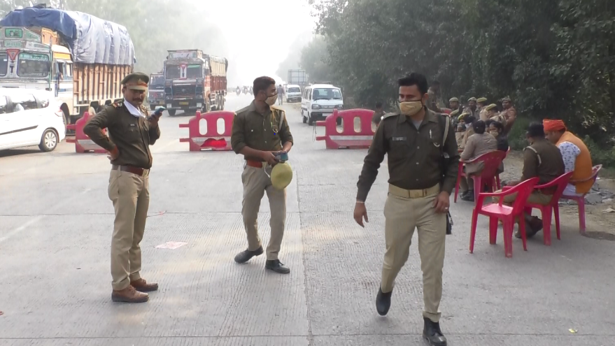 LUCKNOW । इटौंजा टोल प्लाजा पर पुलिस और प्रशासन ने किसान संगठनों को पहुंचने से रोका। - Image 3 Police administration restrained farmers from making Itounja toll plaza tax-free
