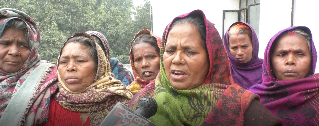 LUCKNOW । बीकेटी समाधान दिवस में महिलाओं ने लगाई कंबल देने की गुहार, एसडीएम ने दी सही जानकारी - Image 3 Poor women did not get blankets