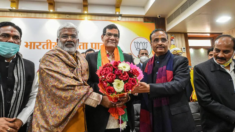Lucknow । पूर्व आईएएस अरविंद कुमार शर्मा होंगे उप मुख्यमंत्री, दिनेश शर्मा बनेंगे विधान परिषद में सभापति!